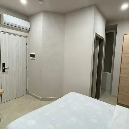 Ambasada * ローマ